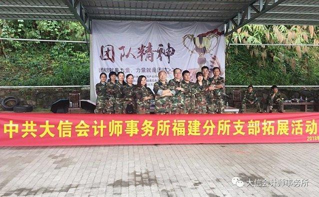 苏菲亚和安伯的休闲装
